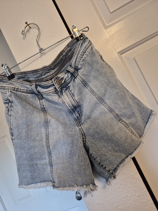 SoundStyle Pants - High-Rise Light Blue Denim Shorts with Frayed Hem